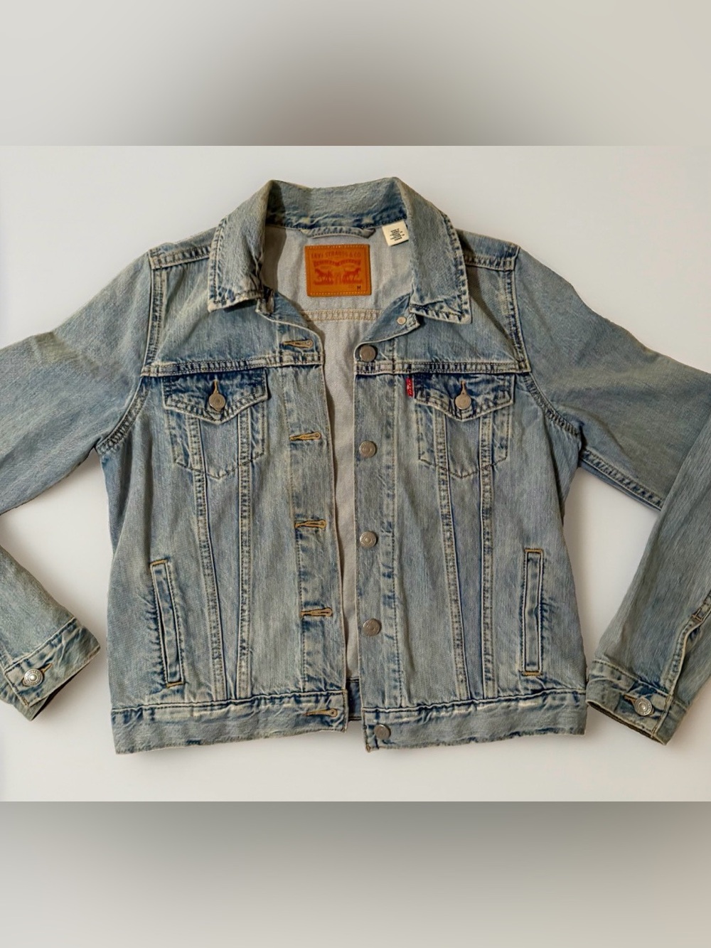 Levi’s Size Medium Blue Denim Trucker Jacket Long Sleeve Button Cotton NWOT